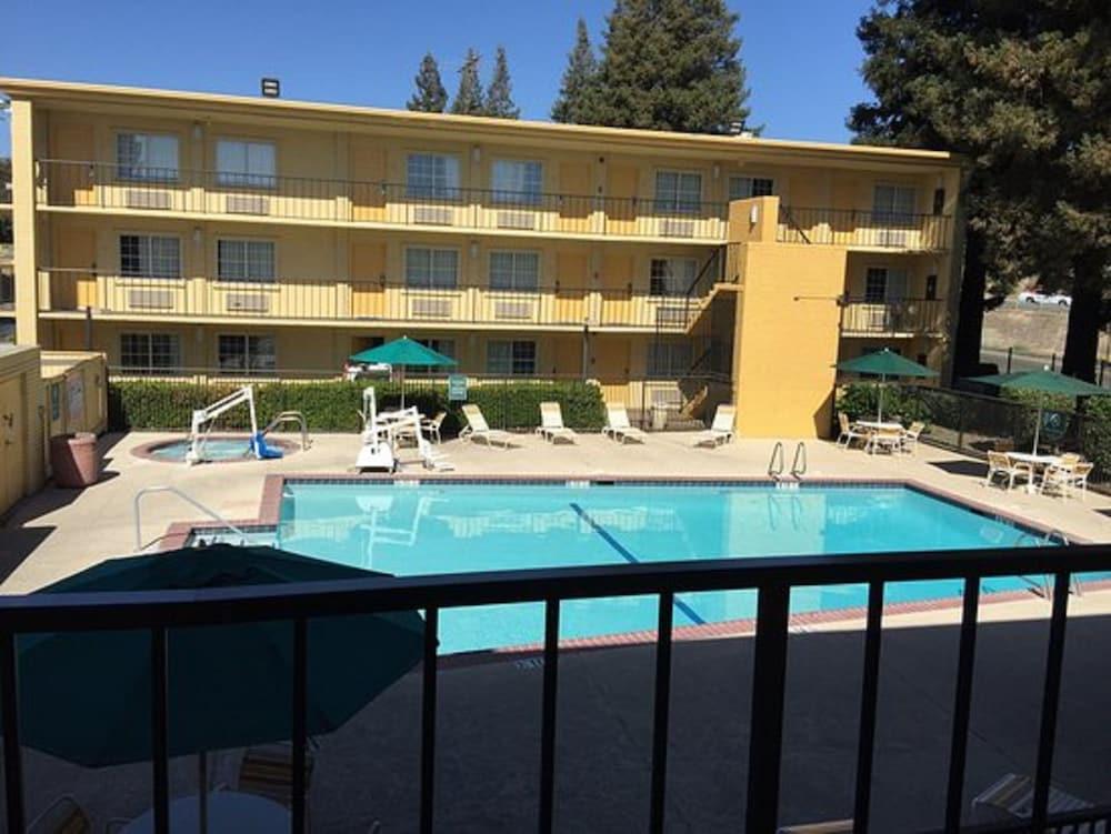Howard Johnson By Wyndham Downtown Hotel Sacramento