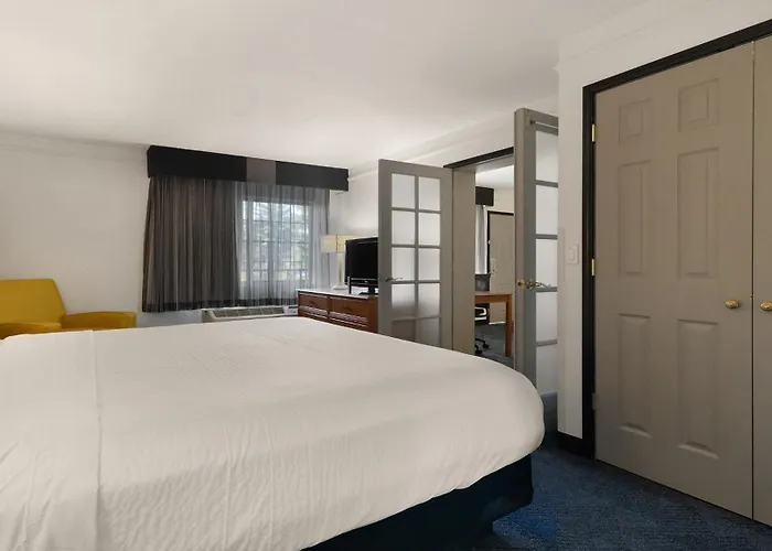 Howard Johnson By Wyndham Sacramento Downtown