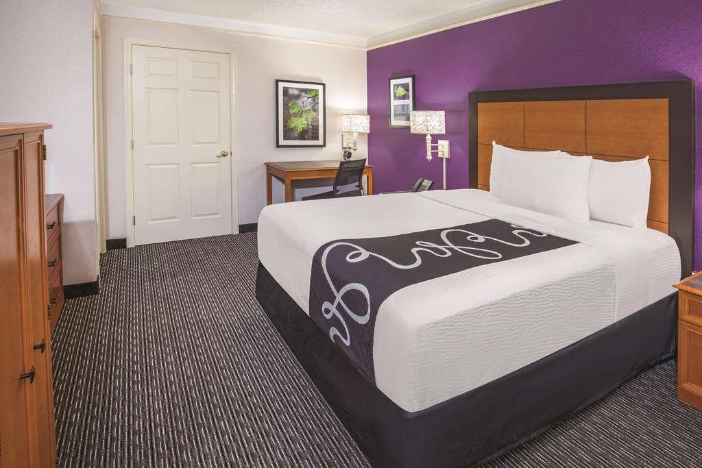 Howard Johnson By Wyndham Downtown