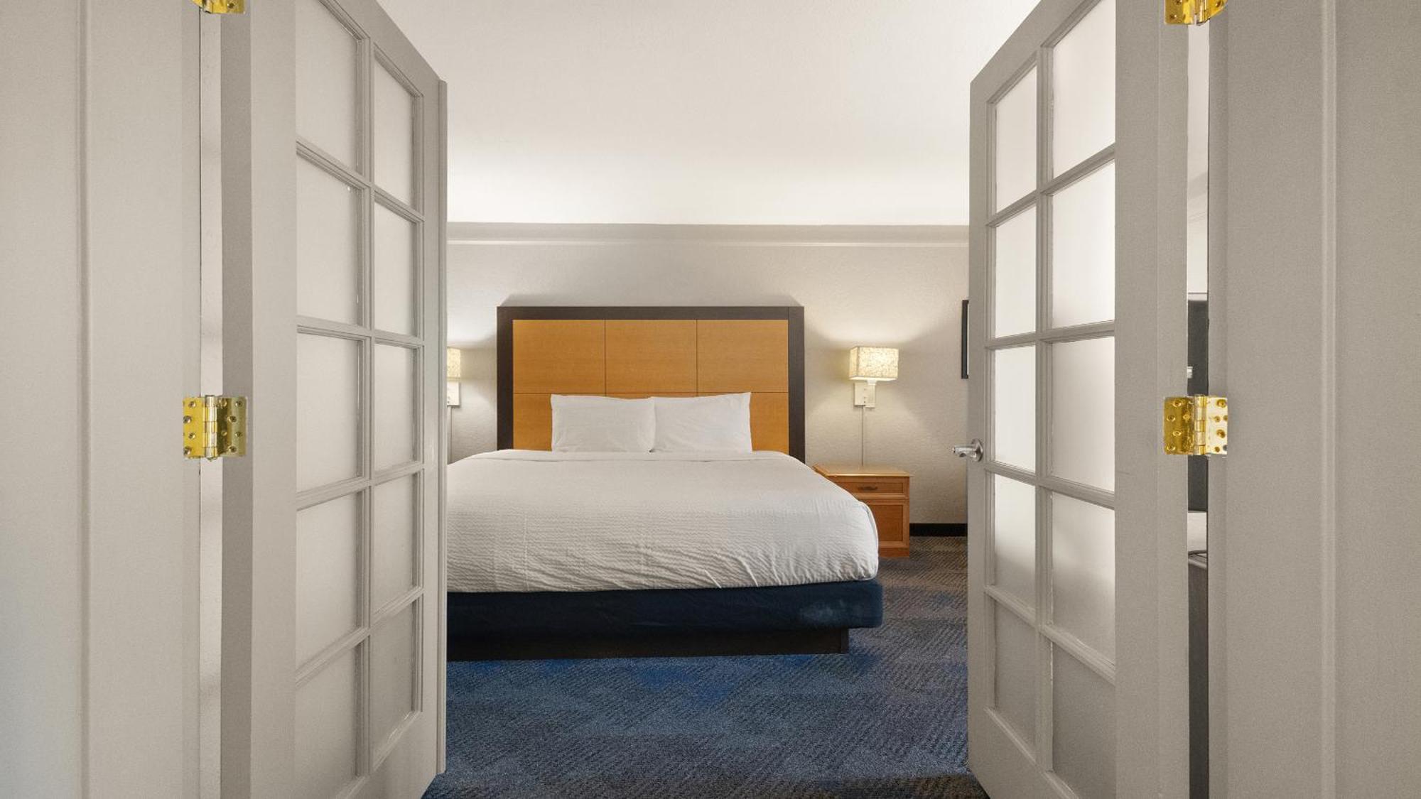 Howard Johnson By Wyndham Downtown