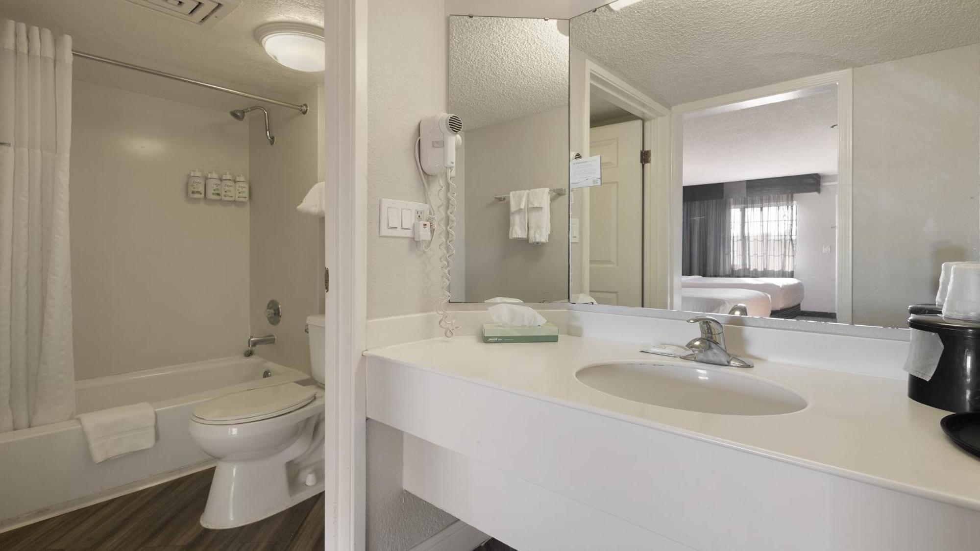 Hotel Howard Johnson By Wyndham Downtown 3*