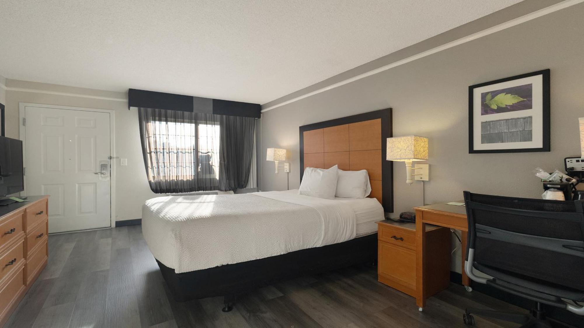 Howard Johnson By Wyndham Downtown