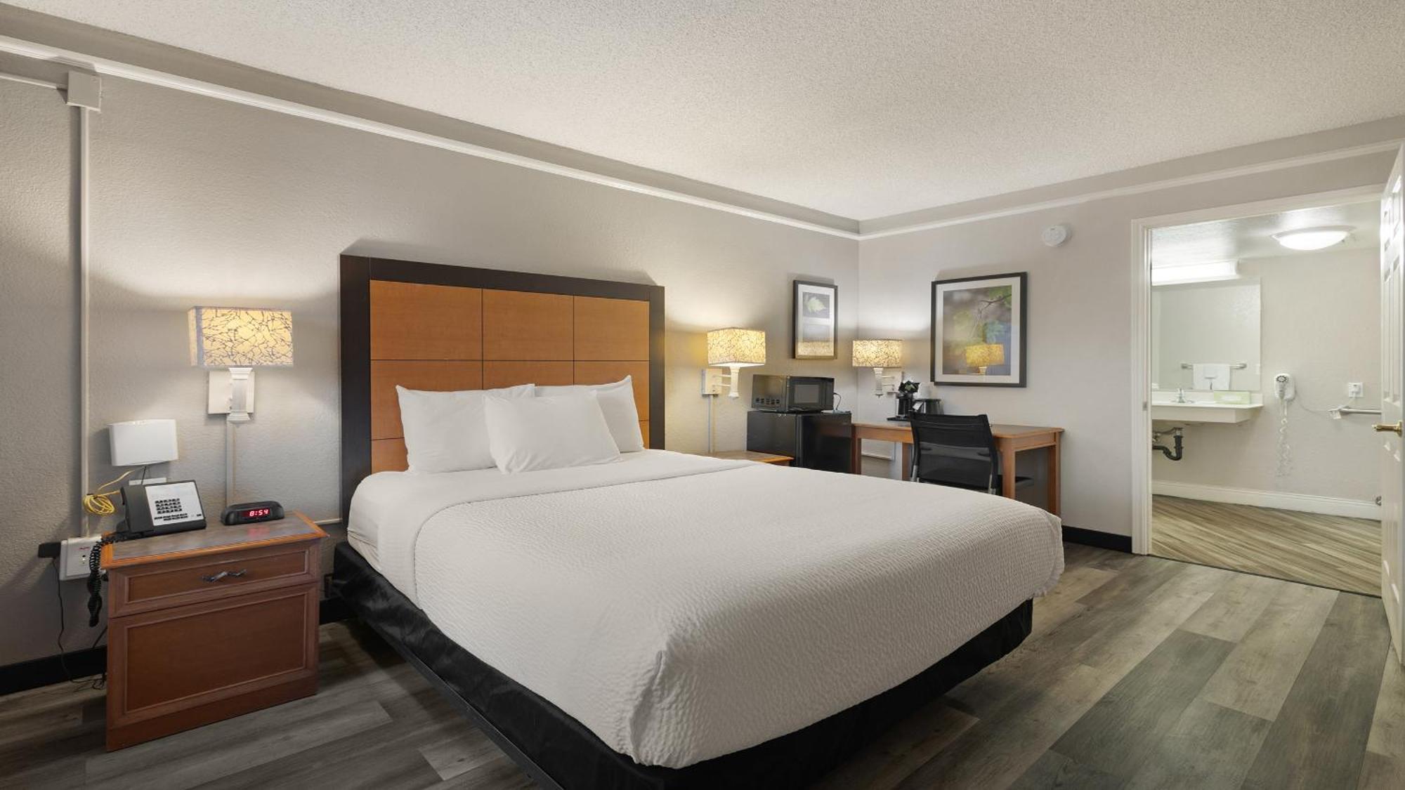 Howard Johnson By Wyndham Downtown Hotel