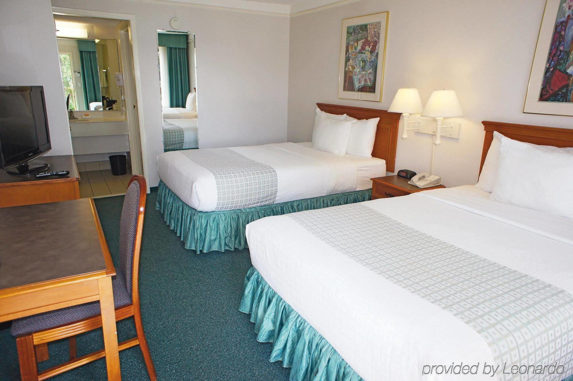 Howard Johnson By Wyndham Downtown